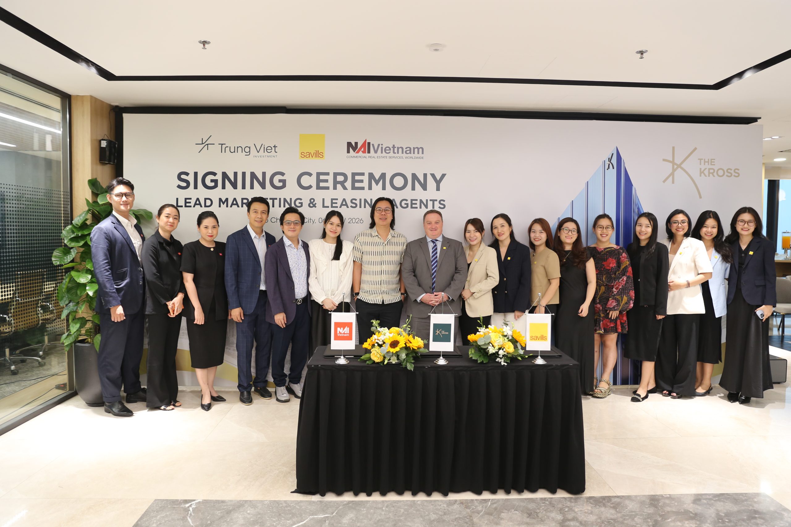 Đại diện Trung Viet Investment, NAI Vietnam và Savills Vietnam tại lễ ký kết The Kross